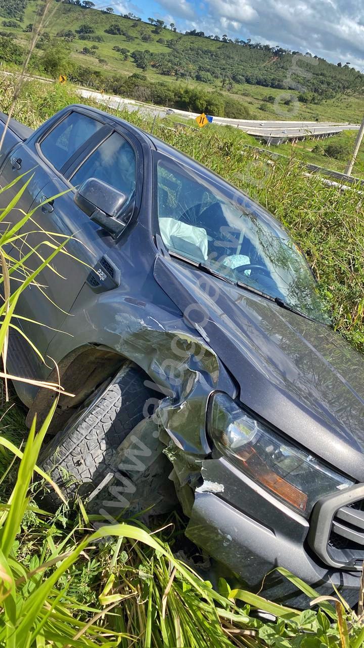 Motorista sai ileso de acidente caminhonete na BR 101 em São Miguel