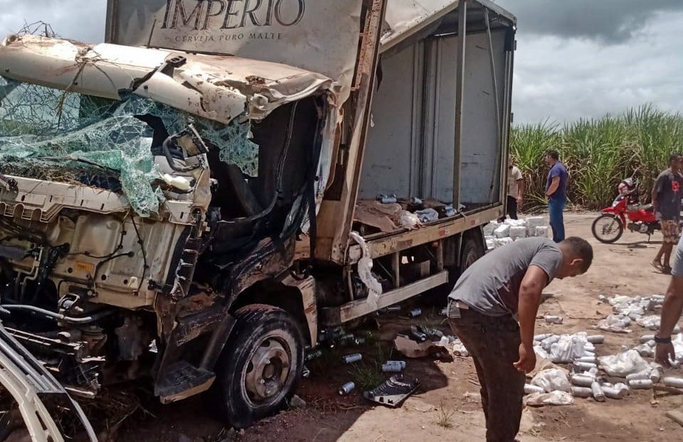 Caminhão baú carga de cerveja tomba em viaduto da BR 101 em São