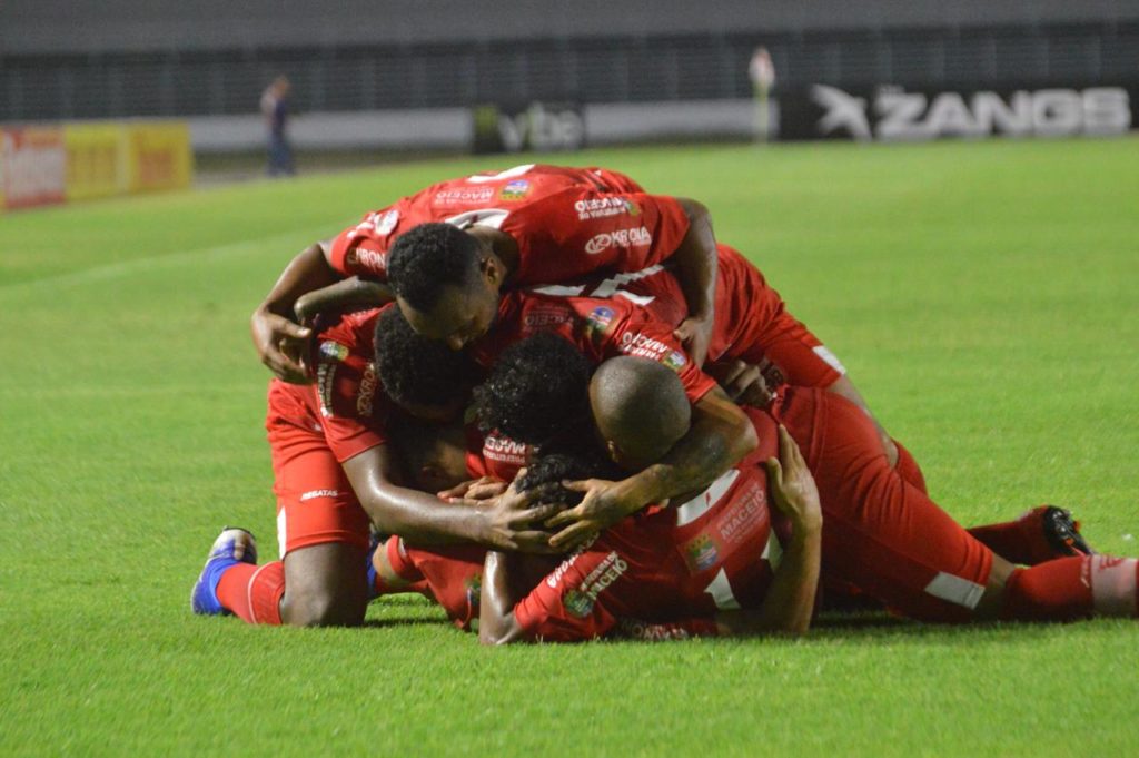 Com dois gols de Léo Ceará, CRB derrota o Atlético-GO e volta a sonhar com o G4 1 Gustavo Henrique