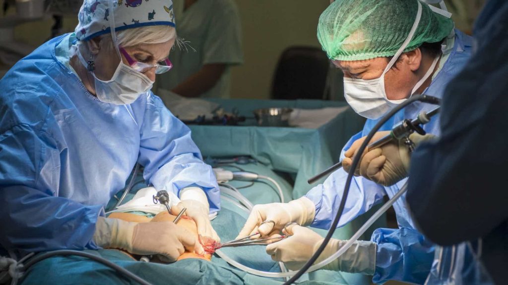 Mulher morre após pegar fogo durante cirurgia 1 DR