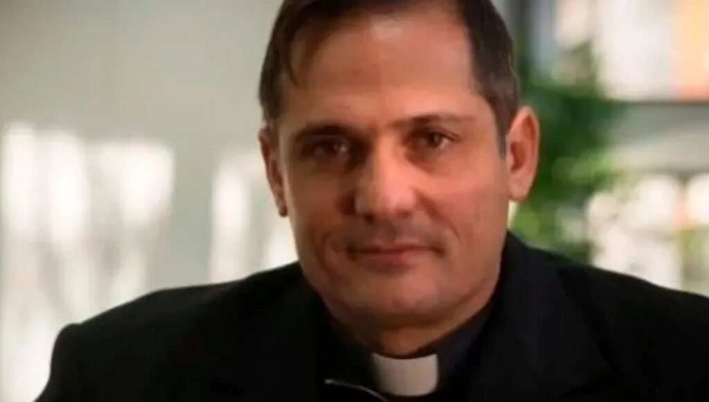 Padre é agredido e preso em meio a manifestações por liberdade em Cuba 1 Reprodução