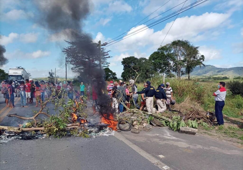Movimento Sem Terra interdita trecho da BR 104 em Alagoas 1 PRF/AL
