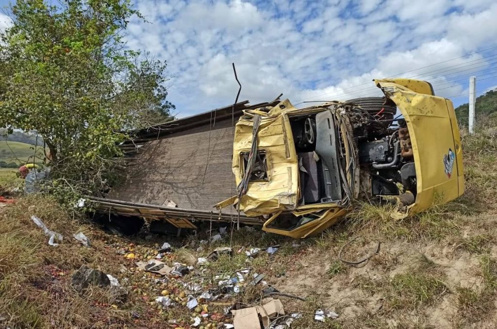 Carga é saqueada após caminhão capotar na BR 316 em Maribondo 1 PRF/AL