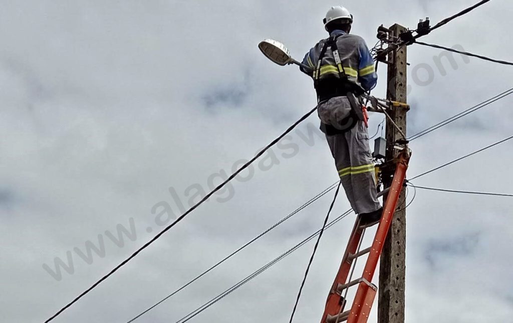 cortar energia da residência de mulher