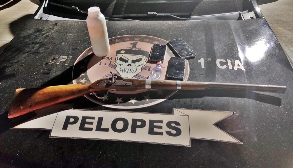 Homem de 20 anos é preso pelo Pelopes com arma e entorpecente em Roteiro 1 PM/AL