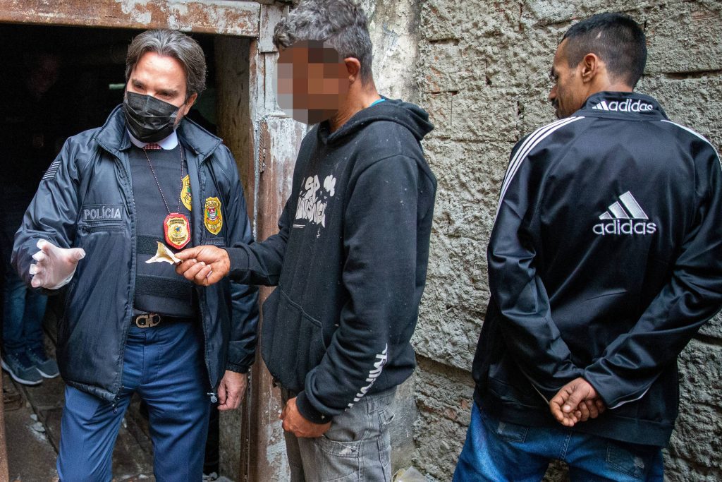 Homem tenta comprar crack de delegado durante operação contra traficantes 1 Reprodução