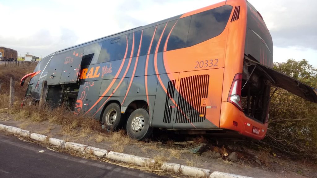 Coletivo tomba em trecho da BR 101 em São Miguel dos Campos 1 Cortesia ao AlagoasWeb