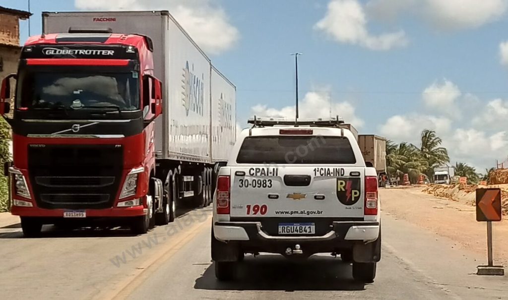 Força Tarefa da 1ª Cia impede mulher de cometer suicido na BR 101 em São Miguel dos Campos 1 AlagoasWeb