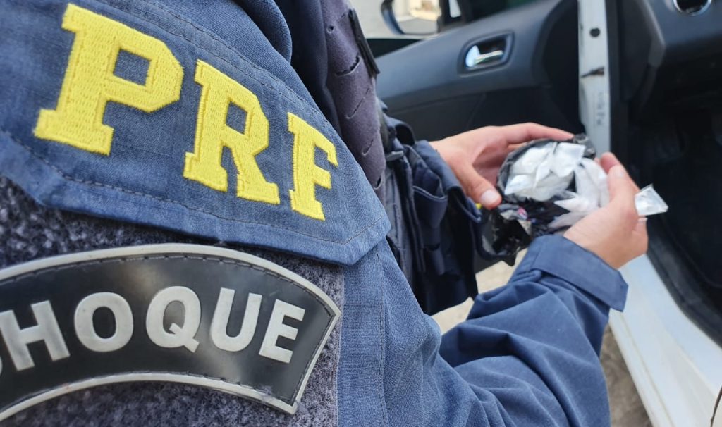PRF prende três pessoas com cocaína e comprimidos de ecstasy em São Miguel dos Campos 1 PRF