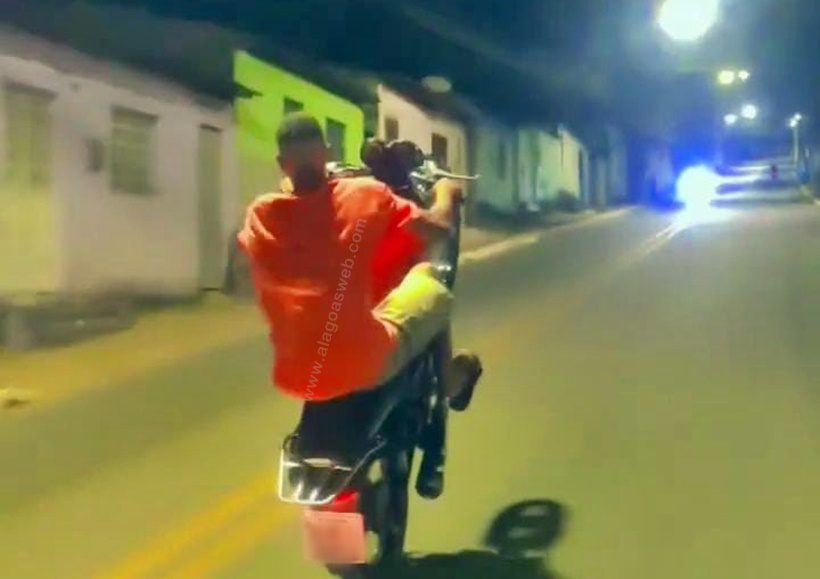 Internauta flagra motociclista empinando em São Miguel dos Campos