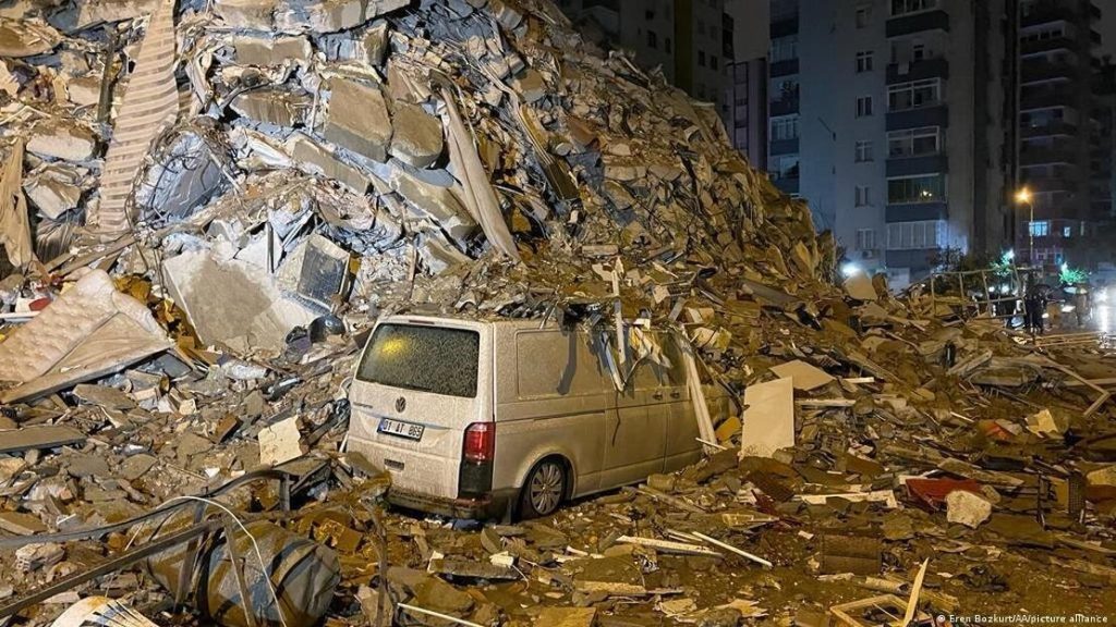 Terremoto deixa mais de 600 mortos e destrói cidades na Turquia 1 Reprodução Eren Bozkurt