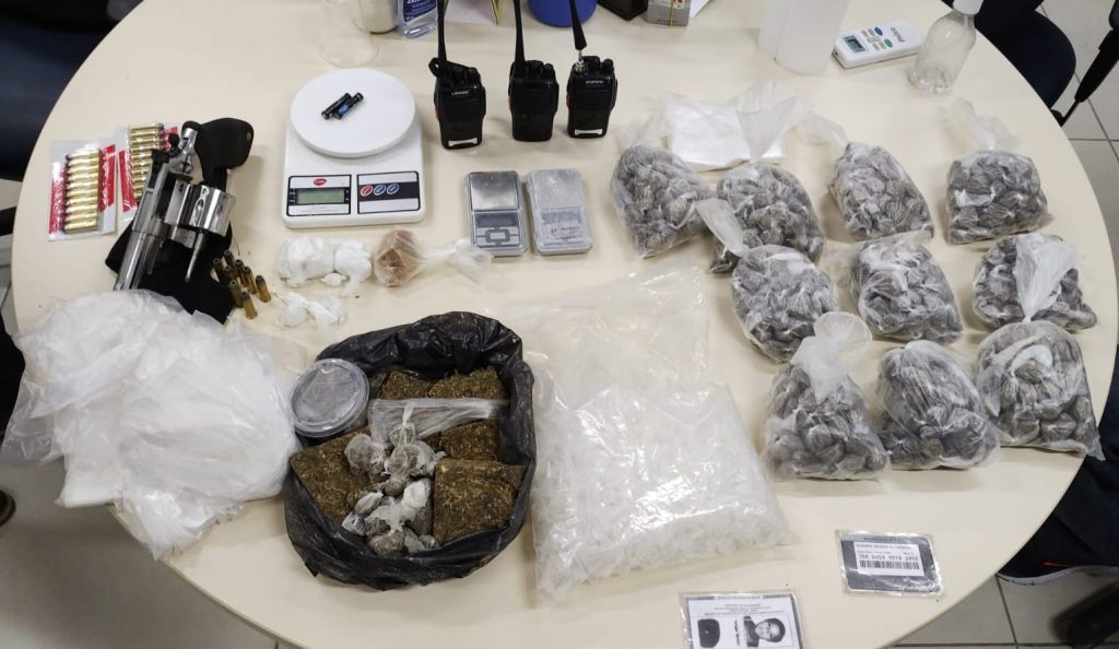 Mulher é presa com drogas, arma, rádios comunicadores e balanças de precisão 1 PC-AL