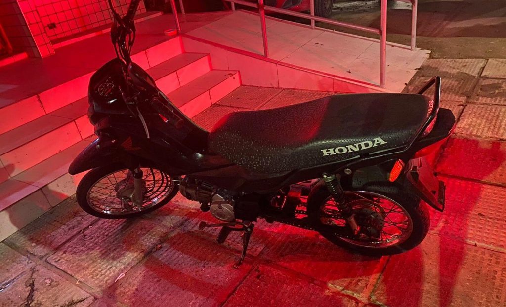 Jovem flagrado empinando moto é preso com veículo roubado em São Miguel dos Campos 1 Cortesia 1ª Cia