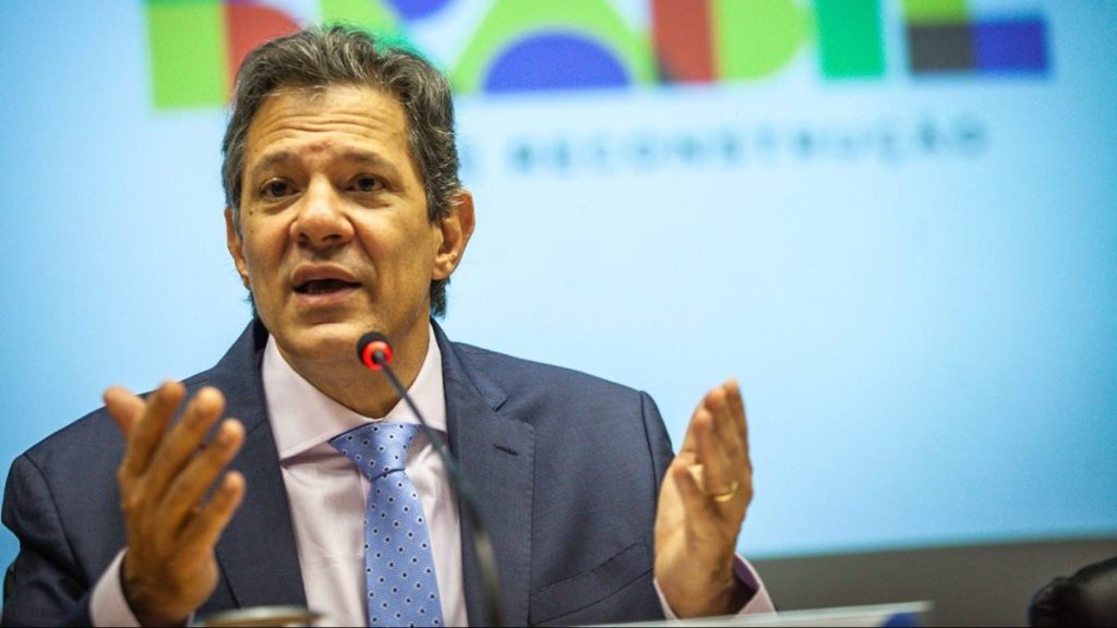 Pacote do carro popular poderá incluir incentivo a caminhões