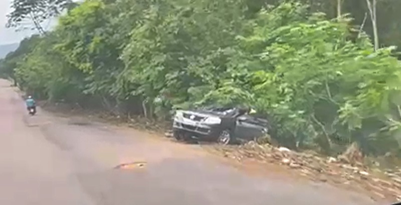 Condutor sai ileso após carro cair em ribanceira na AL-105 em Boca da Mata