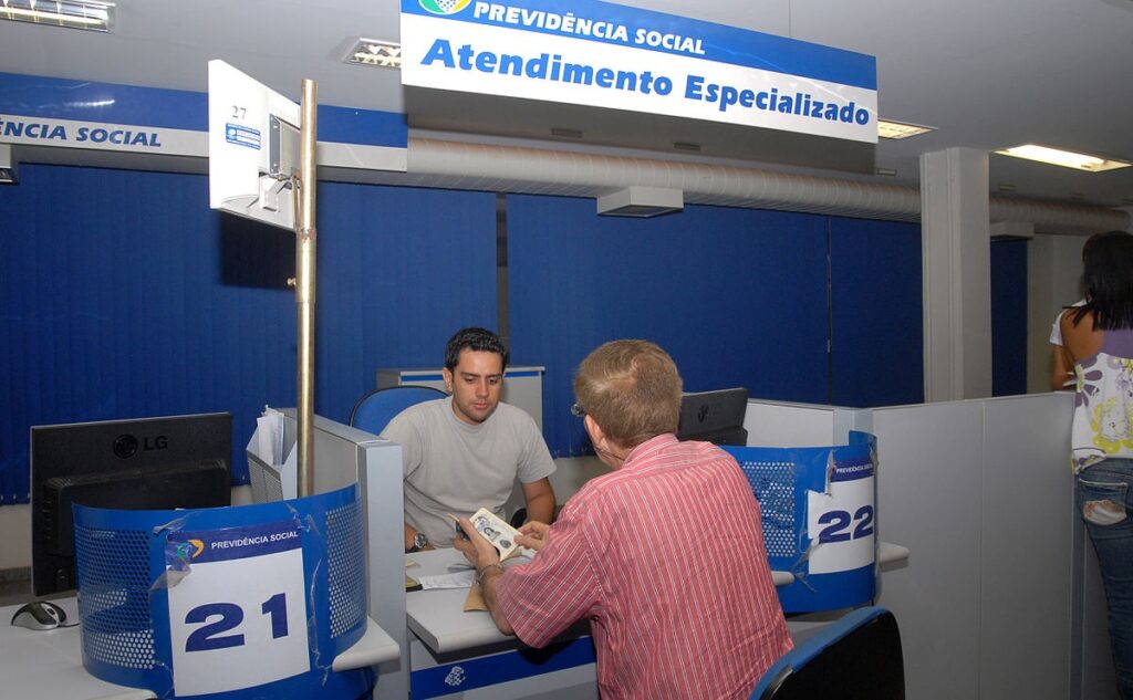 Aposentados do INSS vão receber quase R$ 2 bi