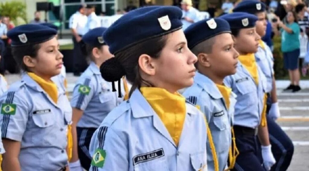 Governadores de 11 Estados e do DF contrariam Lula e mantêm escolas militares