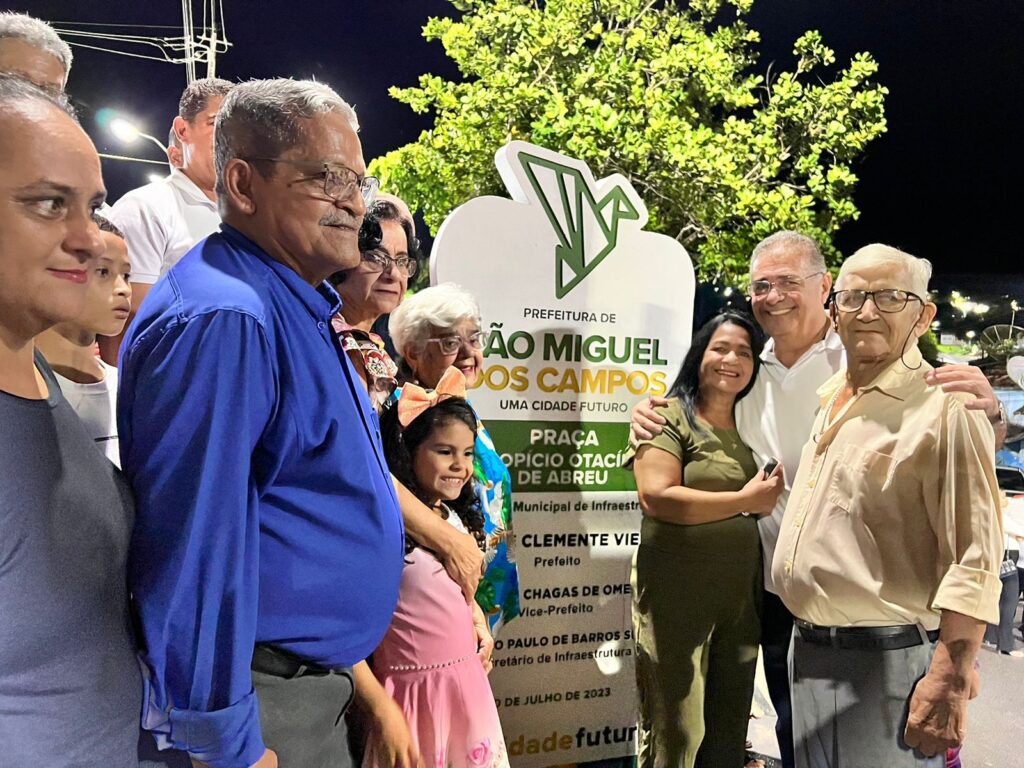 George Clemente inaugura nova praça