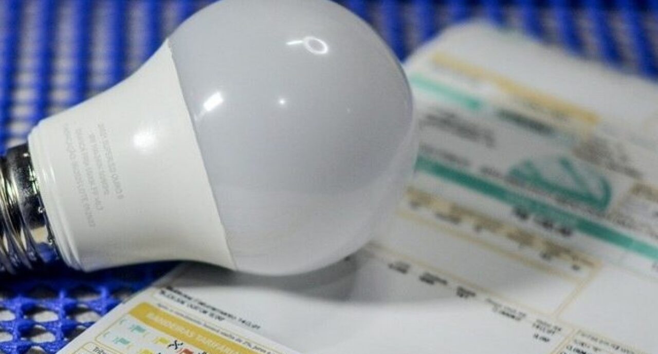 Conta de luz gratuita para famílias de baixa renda é transformada em lei