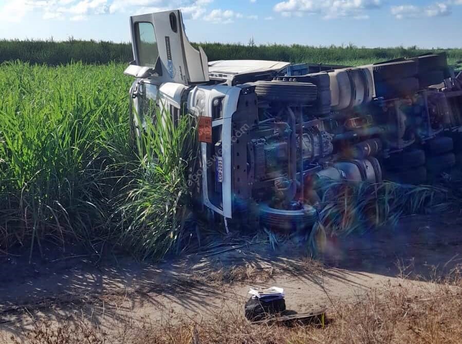 Carreta tomba em trecho da BR-101 em São Miguel dos Campos