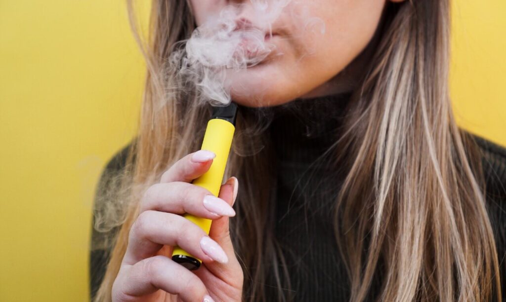 Jovens-e-cigarros-eletrônicos:-um-problema-crescente-no-Brasil.-04-23-09-23