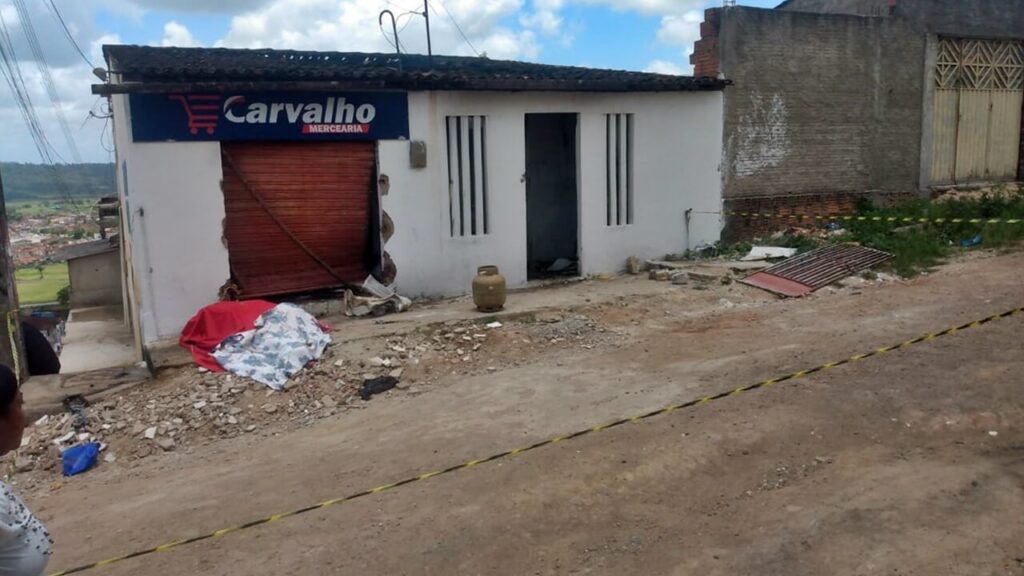 Homem morre queimado após mercearia pegar fogo em São Miguel dos Campos