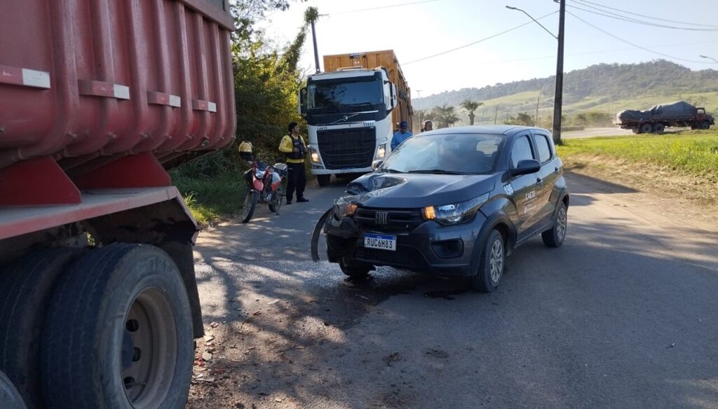 SMTT registra colisão entre carro e caminhão em São Miguel dos Campos