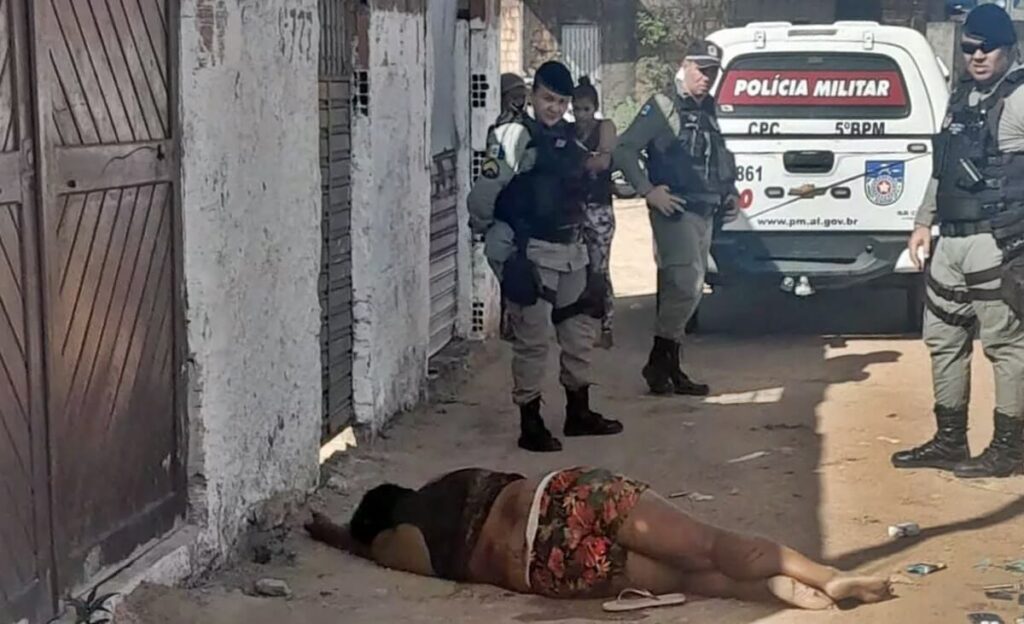 Mulher é morta com vários disparos de arma de fogo próximo a forró