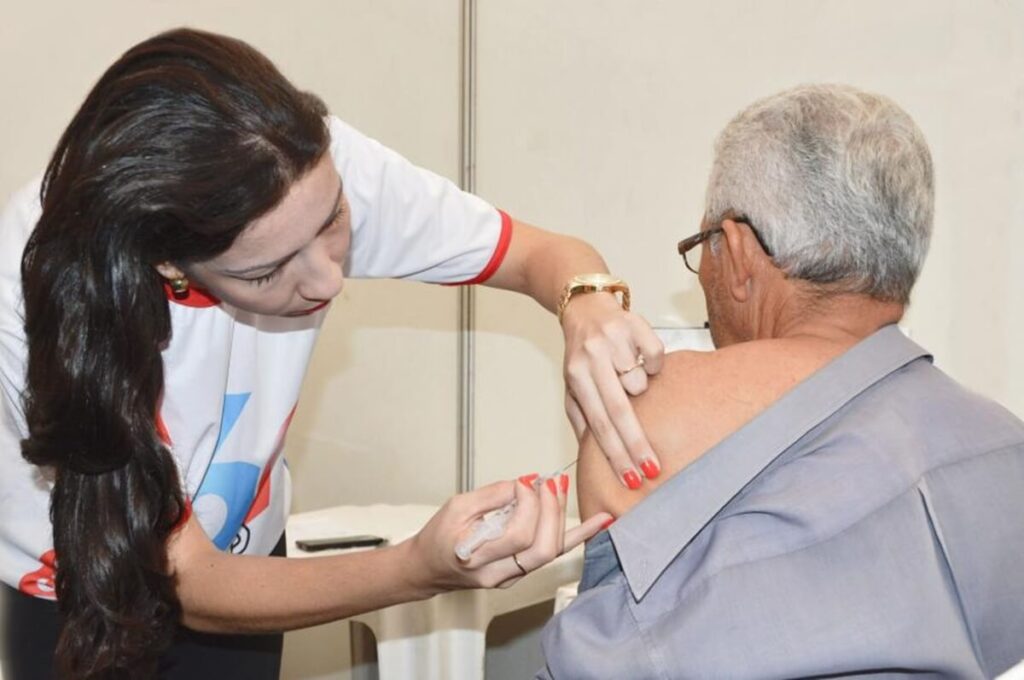 Vacinas contra covid-19 serão enviadas até terça para todo o Brasil
