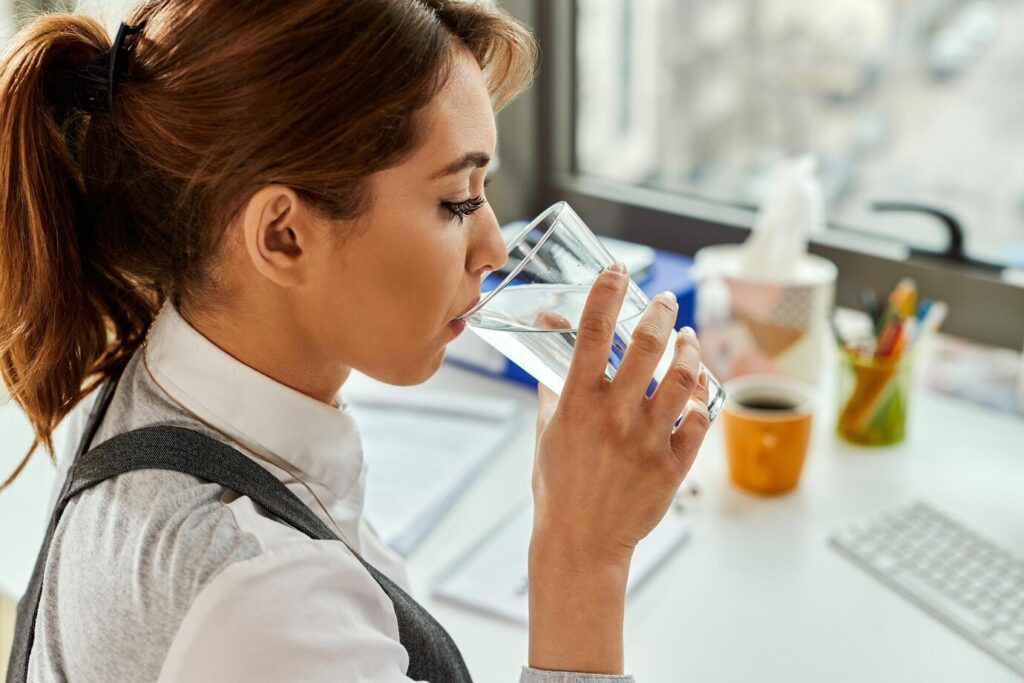 Infectologista orienta que manter hidratação é importante para se recuperar da dengue