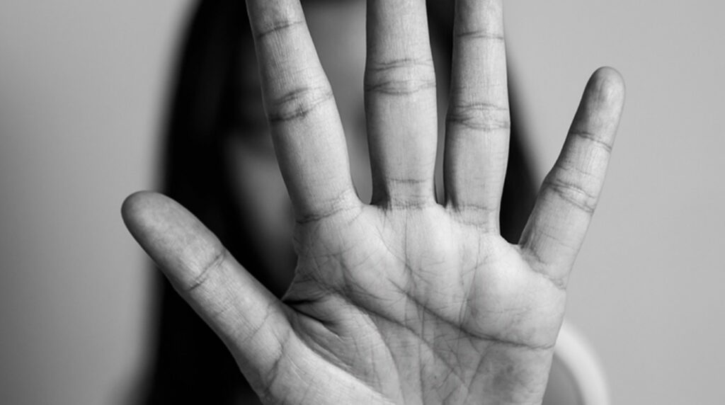 A cada 24 horas, ao menos oito mulheres são vítimas de violência