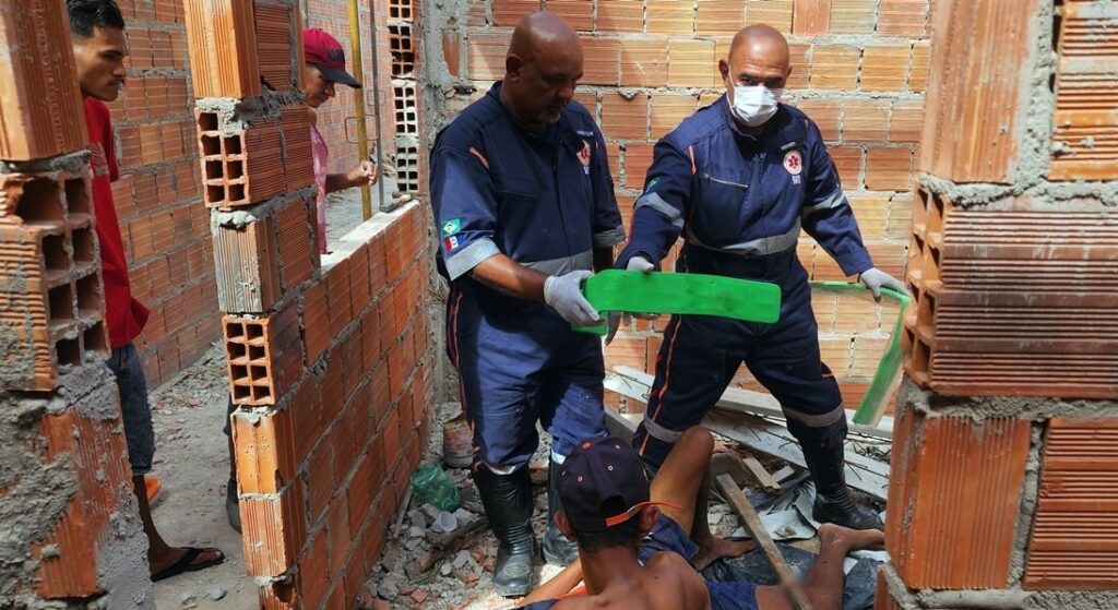 Trabalhador fica com estaca espetada na perna após cair de laje em São Miguel dos Campos