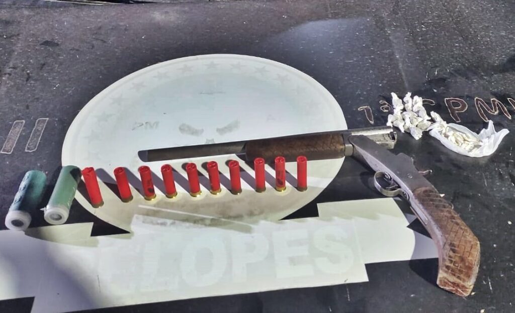 1ª Cia prende dois homens por tráfico de drogas e porte de arma em São Miguel dos Campos