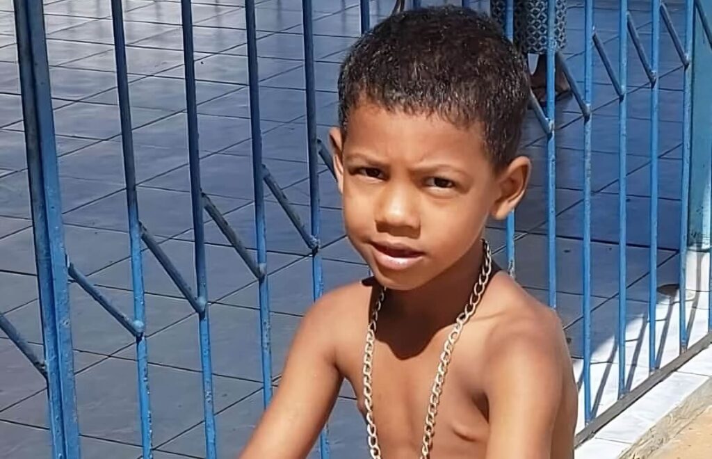 Criança de 6 anos morre afogada em piscina na casa onde mãe trabalhava