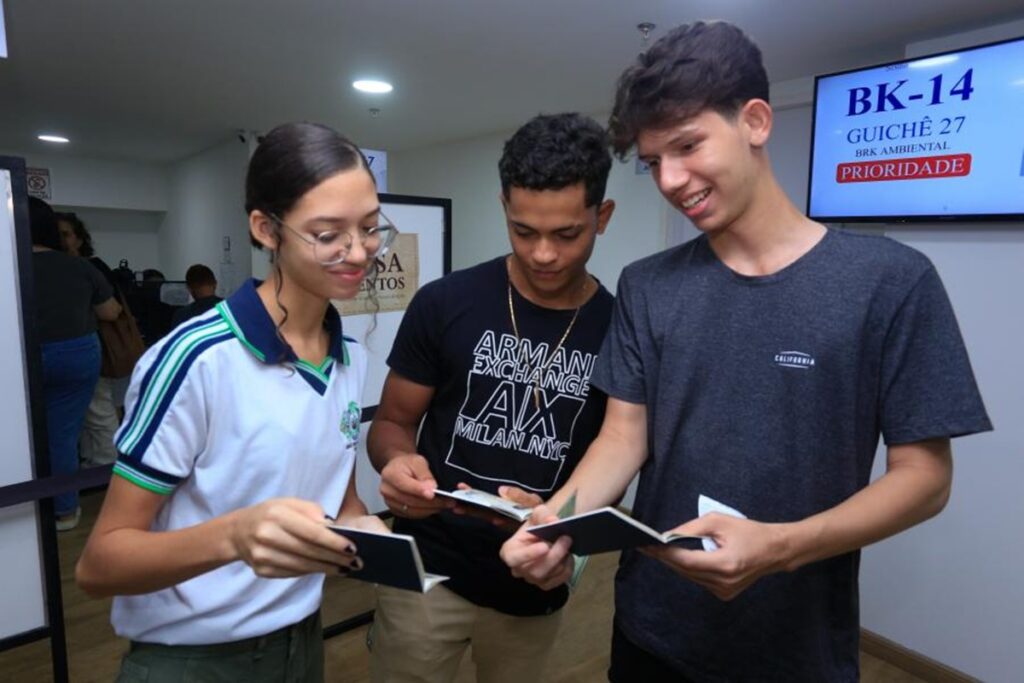 Governo de Alagoas entrega kits para estudantes que participarão de intercâmbio na Inglaterra