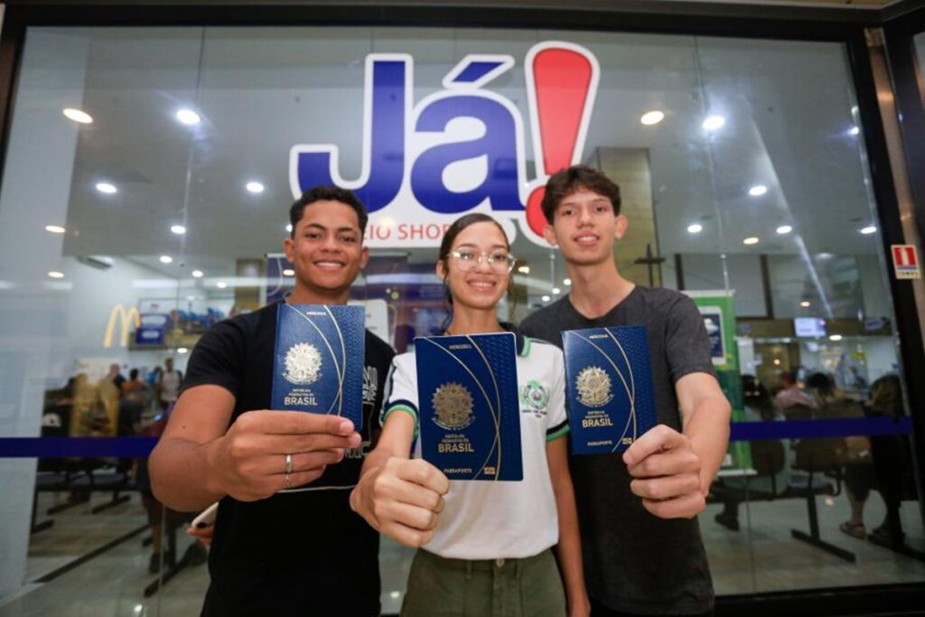 Governo de Alagoas entrega kits para estudantes que participarão de intercâmbio na Inglaterra