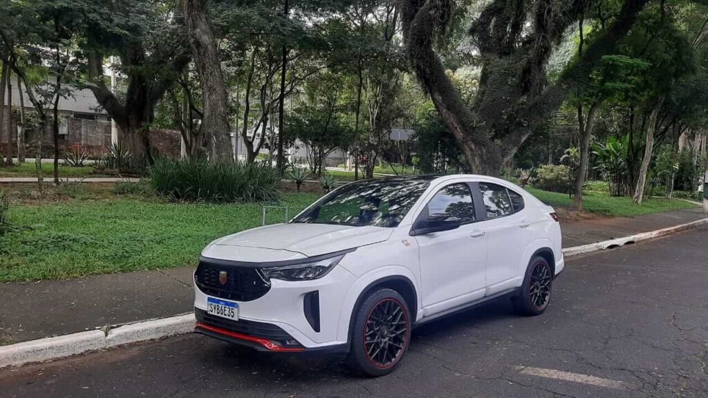 Abarth Fastback e o delicioso ronco esportivo do motor
