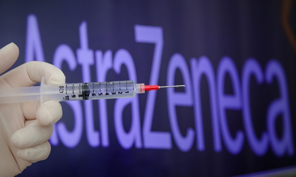 AstraZeneca encerra produção e distribuição da vacina contra a Covid-19