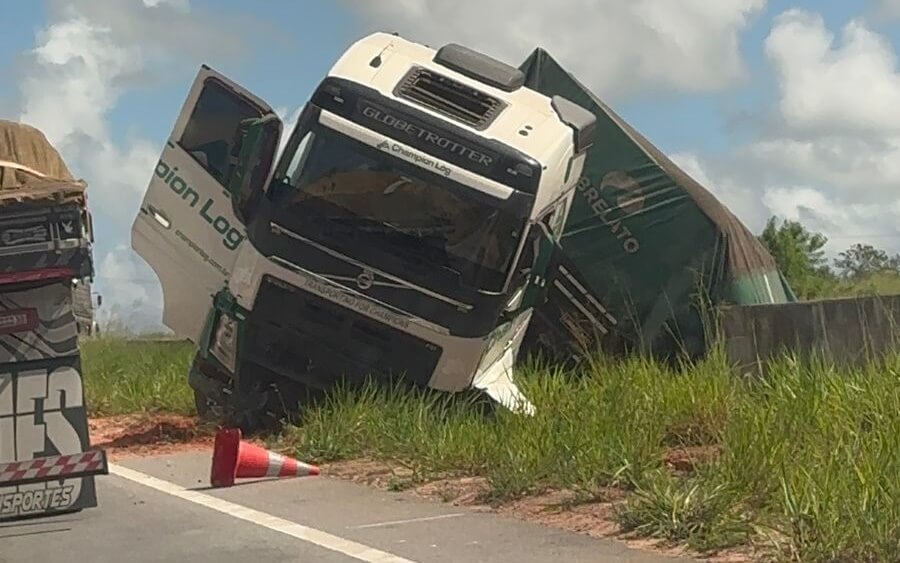 Carreta tomba na BR-101 em São Miguel dos Campos