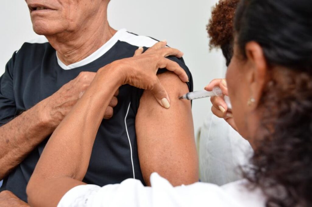 Seis em cada dez municípios enfrentam falta de vacinas, revela pesquisa da CNM