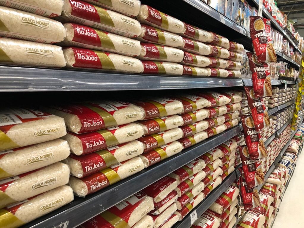 Governo importa arroz e cria preço máximo de venda