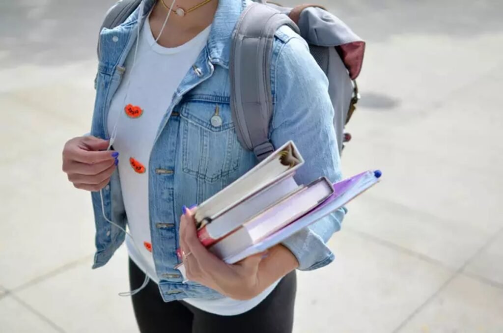Senado aprova bolsas de R$ 700 para estudantes universitários de baixa renda