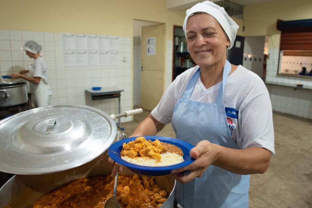 Alagoas foi o estado do Nordeste que mais reduziu a pobreza entre 2021 e 2023