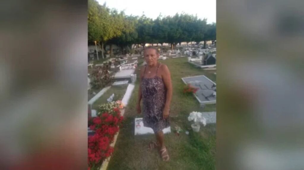 Mulher mora há 21 anos em cemitério no Ceará: "Nunca puxaram meus pés"