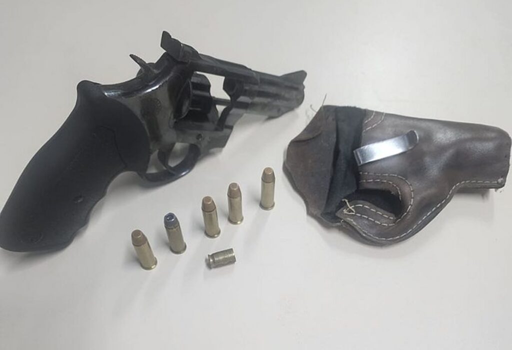 Dois homens são presos por roubo e porte ilegal de arma de fogo 