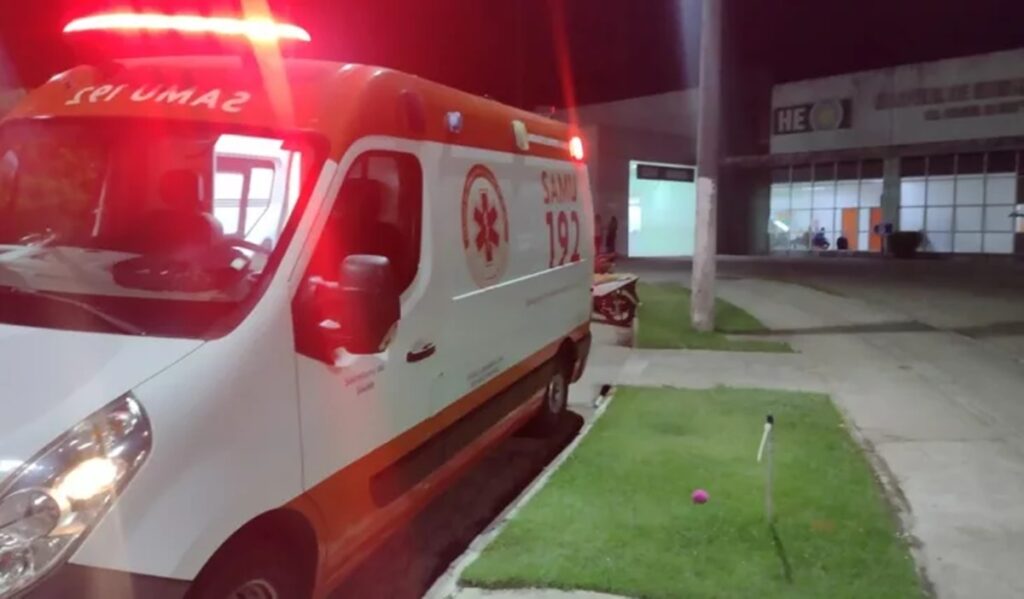 Vítima é hospitalizada após ataque com faca de mesa