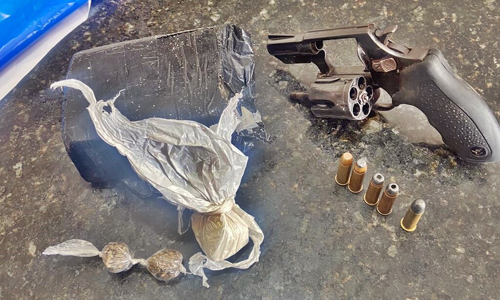1ª Cia apreende arma e drogas no Jaci Clemente em São Miguel dos Campos