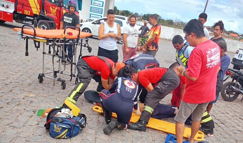 Estudante é socorrido após acidente com moto na BR-101 em São Miguel dos Campos