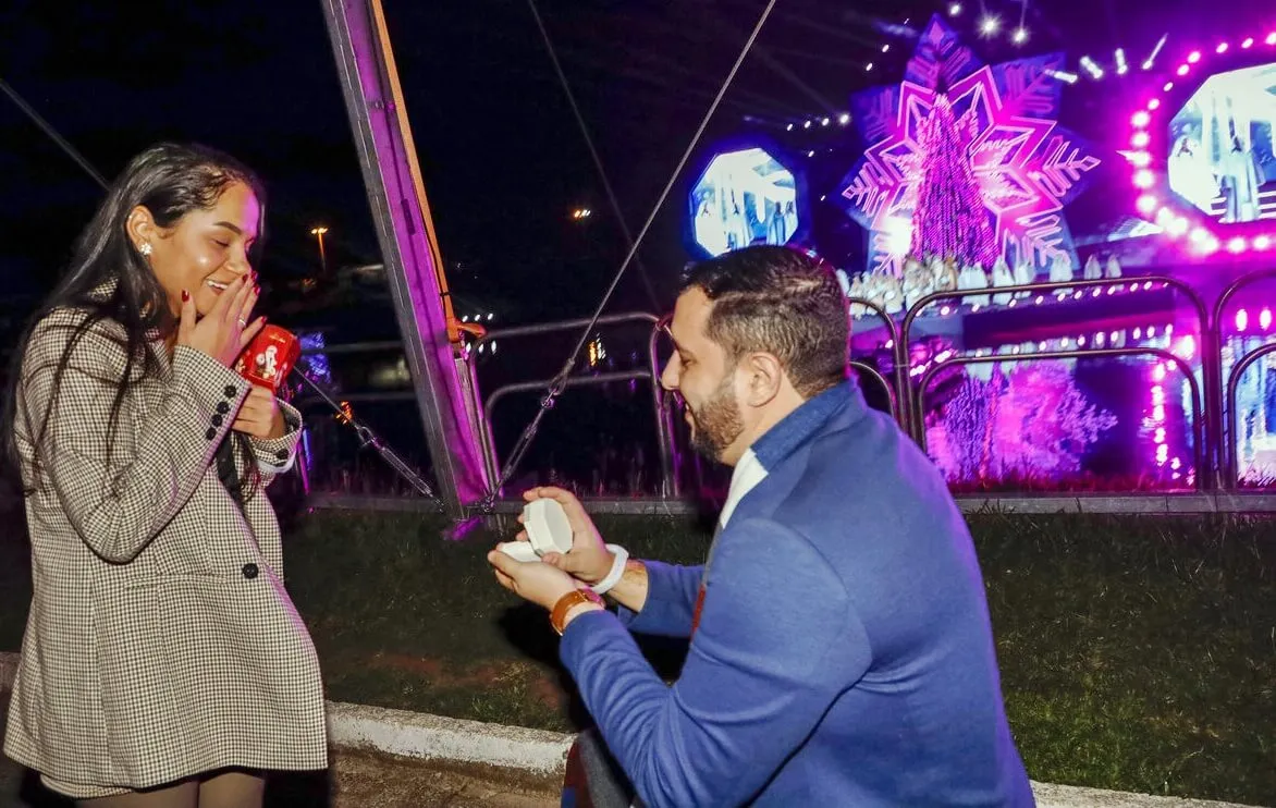 Casal de Alagoas protagoniza momento romântica com pedido de casamento durante o Natal Luz de Gramado