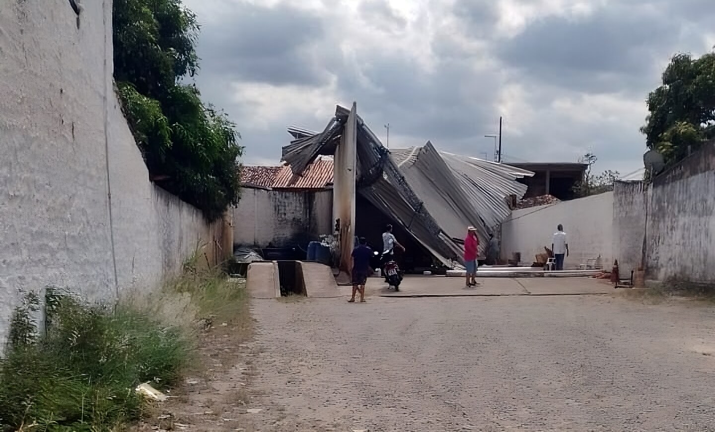 Forte ventania arranca telhado de lava-jato em Boca da Mata